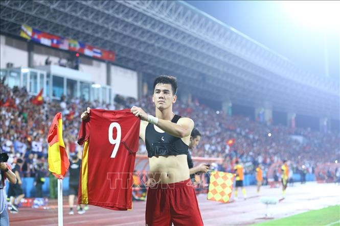 The GPS gilet collects data for analysing individual performance. (Photo: VNA)