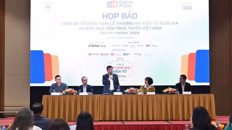 Delegates at the press briefing.