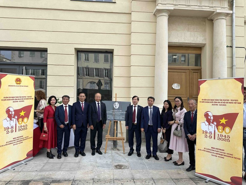 Vietnamese Ambassador to France Dinh Toan Thang (4th from left) at the ceremony to reinstate the memorial plaque to President Ho Chi Minh in the southern port city of Marseille. (Photo: VNA)