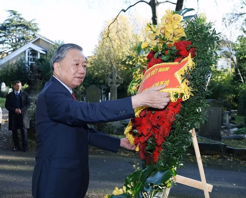General Secretary of the Communist Party of Viet Nam To Lam lays a wreath in tribute to proletariat leader Karl Marx. (Photo: VNA)