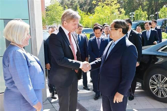 Prime Minister Pham Minh Chinh (R) visits Uppsala University. (Photo: VNA)