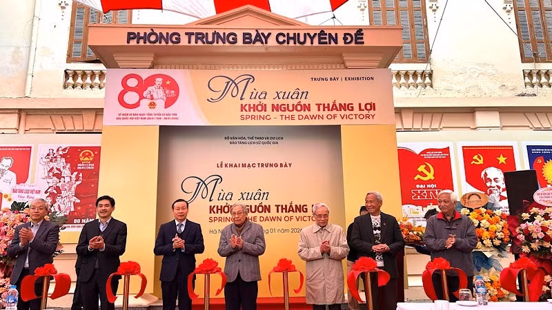 Delegates cut the ribbon at the opening ceremony of the thematic exhibition “Spring – The Beginning of Victory”.