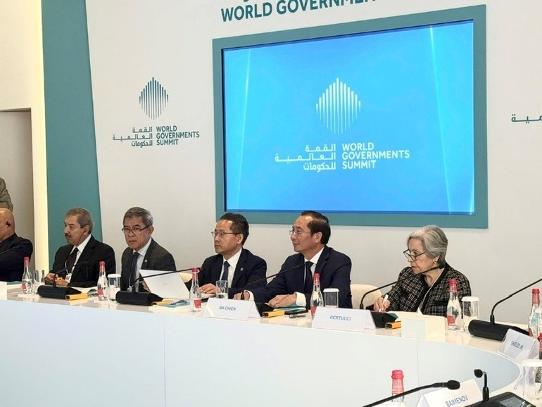 Associate Professor, Dr Nguyen Ba Chien — Director of the Viet Nam Academy of Public Administration and Governance — attends and speaks at the roundtable.