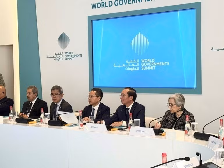 Associate Professor, Dr Nguyen Ba Chien — Director of the Viet Nam Academy of Public Administration and Governance — attends and speaks at the roundtable.