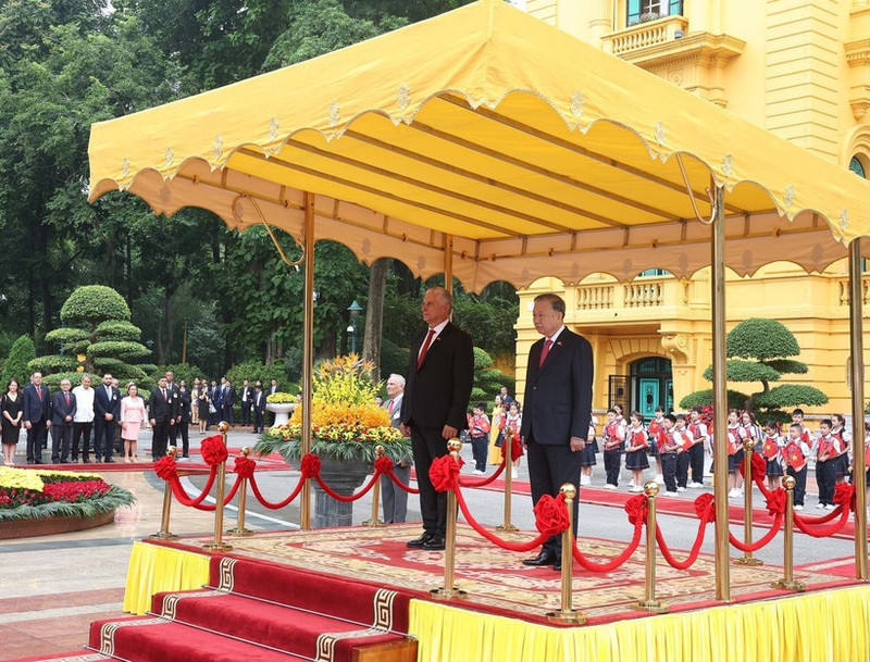 General Secretary of the Communist Party of Viet Nam (CPV) Central Committee To Lam (R) hosts a red-carpet welcome ceremony for First Secretary of the Communist Party of Cuba (CPC) Central Committee and President of Cuba Miguel Díaz-Canel Bermúdez. (Photo: VNA)