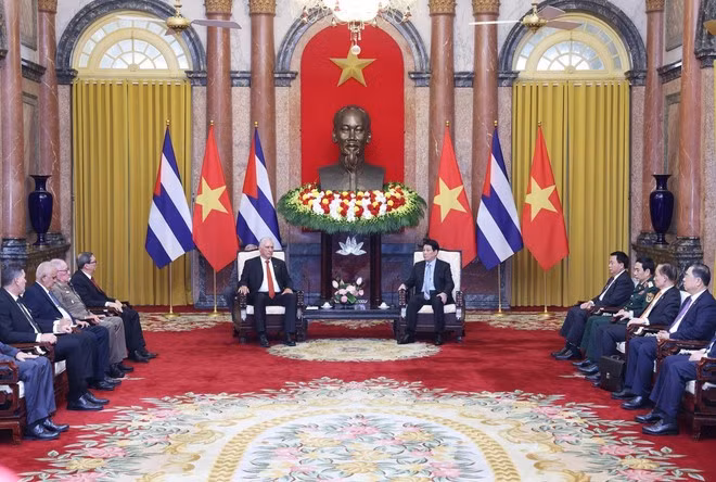 State President Luong Cuong (R) receives First Secretary of the Communist Party of Cuba Central Committee and President of Cuba Miguel Díaz-Canel Bermúdez in Ha Noi on September 1, 2025. (Photo: VNA)