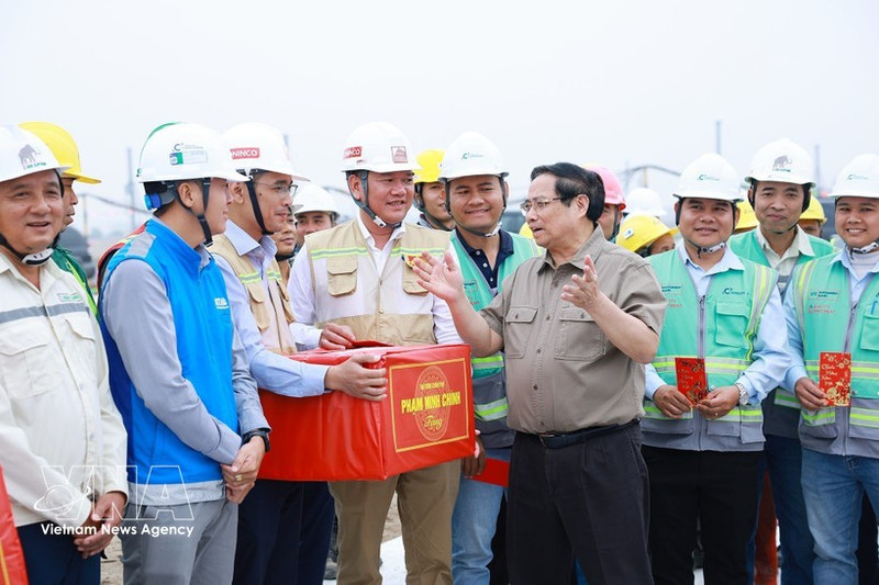 Prime Minister Pham Minh Chinh encourages workers at Gia Binh International Airport construction site (Photo: VNA)