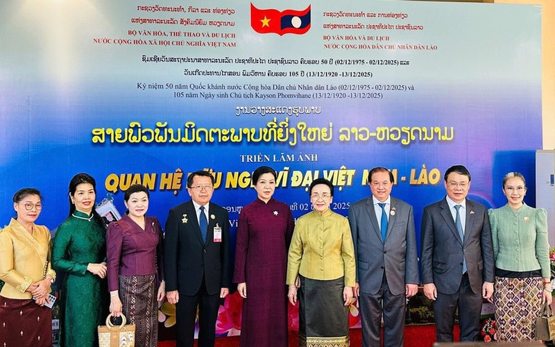 Madame Ngo Phuong Ly (fifth from left), Madame Naly Sisoulith (sixth from left), and officials of the two countries at the opening ceremony of the Viet Nam Film Week and the photo exhibition on December 2 (Photo: The thao & Van hoa newspaper) 