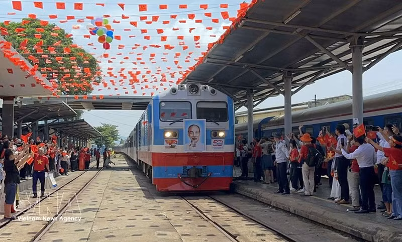 The “Reunification Express” SE4 arrives in Da Nang on the occasion of the Reunification Day. (Photo: VNA)