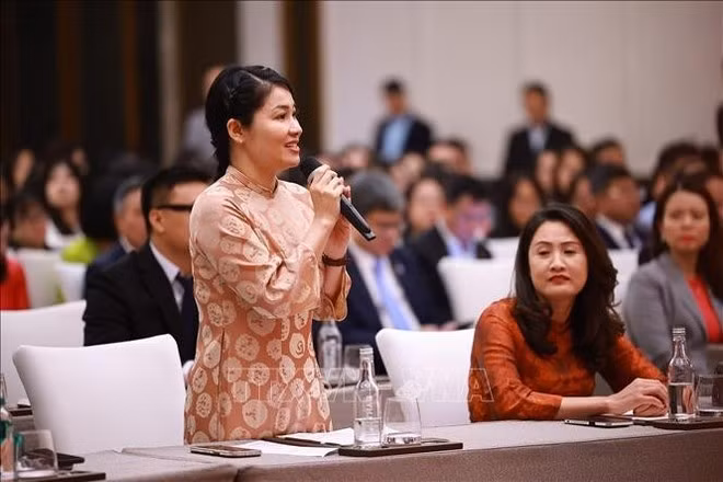 Do Hong Hanh, a representative of the Vietnamese community in China, speaks at the event. (Photo: VNA)