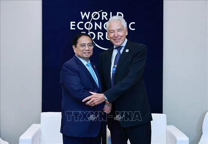 Prime Minister Pham Minh Chinh meets with WEF Interim Chairman Peter Brabeck-Letmathe. (Photo: VNA)