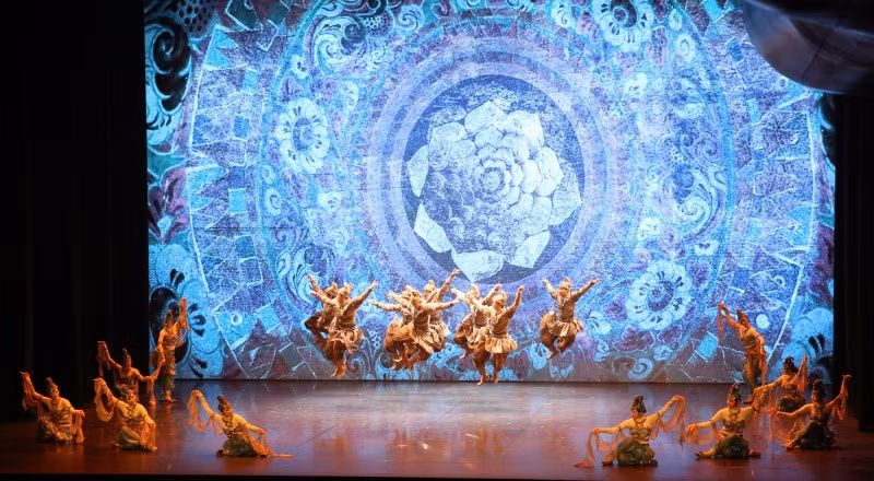 A performance of Chinese artists in the programme. (Photo: cand.com.vn)