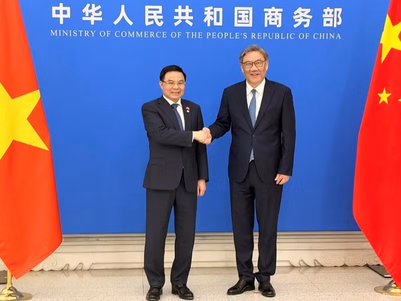Vietnamese Minister of Industry and Trade Le Manh Hung and Chinese Minister of Commerce Wang Wentao hold talks on April 15, as part of Party General Secretary and State President To Lam’s state visit to China. (Photo: Ministry of Industry and Trade)