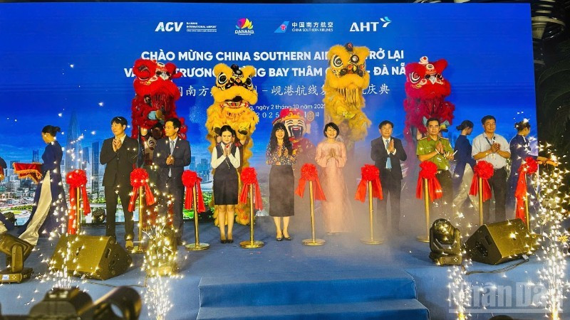 Delegates perform the inaugural ceremony for the Shenzhen (China) – Da Nang (Viet Nam) air route. (Photo: ANH DAO)