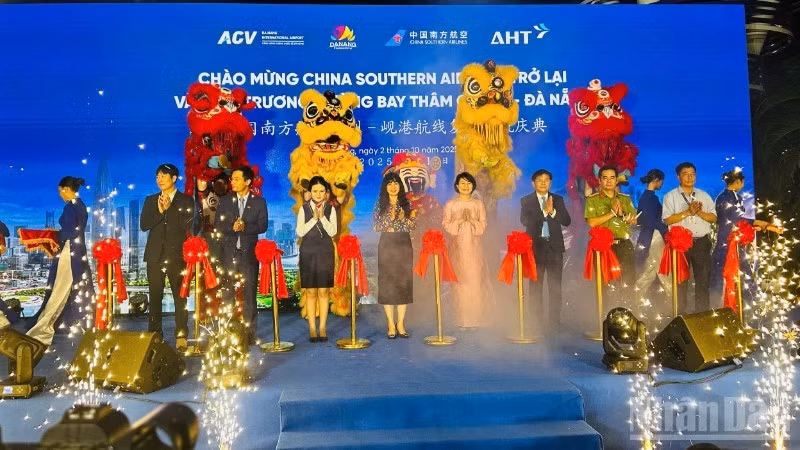 Delegates perform the inaugural ceremony for the Shenzhen (China) – Da Nang (Viet Nam) air route. (Photo: ANH DAO)