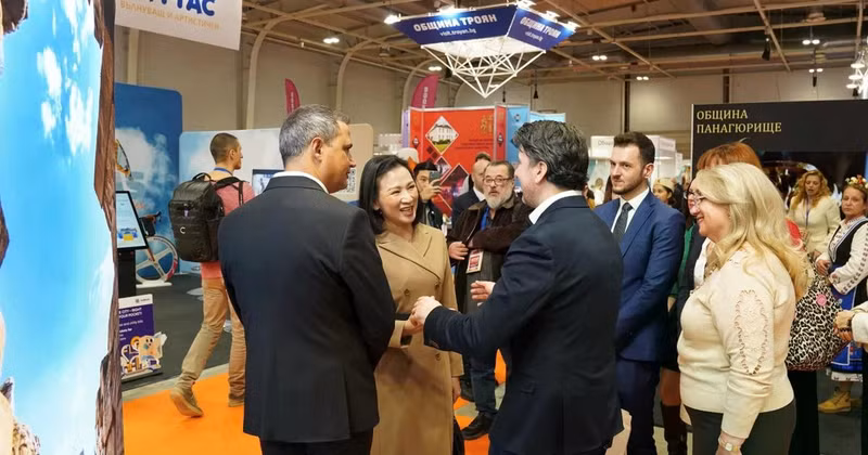 On the sidelines of the HOLIDAY & SPA EXPO 2026, Vietnamese Ambassador to Bulgaria Nguyen Thi Minh Nguyet met with Bulgarian Minister of Tourism Miroslav Borshosh. (Photo: VNA)