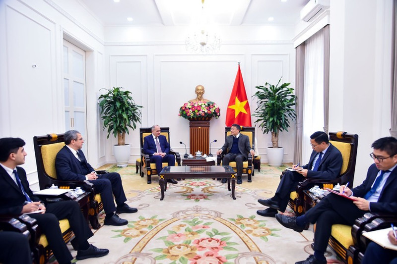 The meeting between Permanent Deputy Minister of Foreign Affairs Nguyen Minh Vu (right) and the delegation of the New Azerbaijan Party in Ha Noi on January 26. (Photo: Ministry of Foreign Affair)