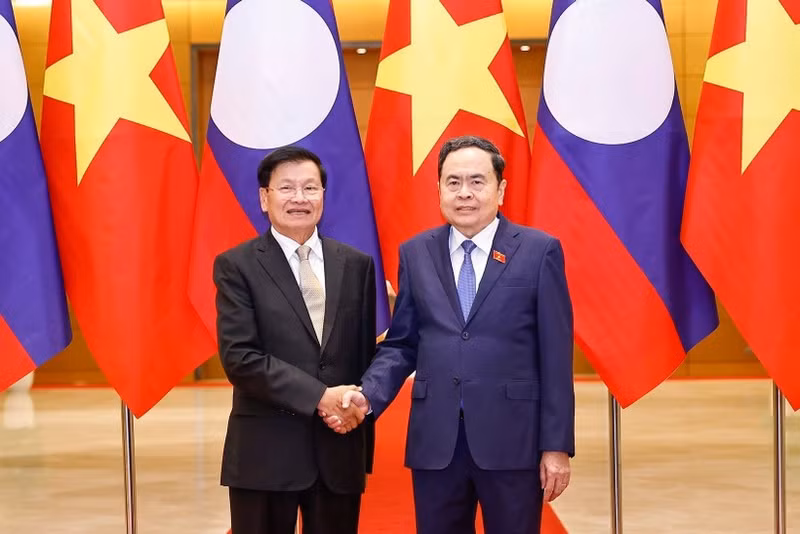 Chairman of the Vietnamese National Assembly Tran Thanh Man (right) meets with Party General Secretary and President of Laos Thongloun Sisoulith in Ha Noi on January 26, 2026. (Photo: VNA)