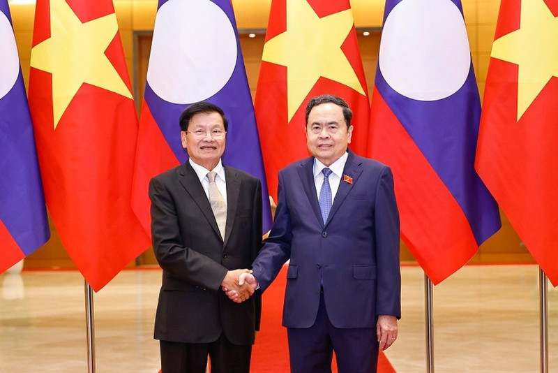 Chairman of the Vietnamese National Assembly Tran Thanh Man (right) meets with Party General Secretary and President of Laos Thongloun Sisoulith in Ha Noi on January 26, 2026. (Photo: VNA)
