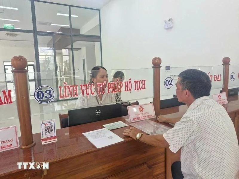 A resident submits administrative applications as the two-level government model runs on a trial basis in Pleiku ward, Gia Lai province. (Photo: VNA)