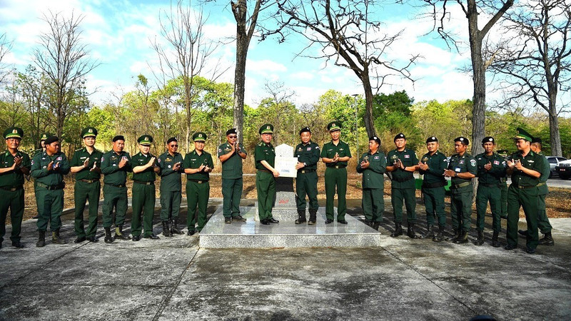 Leaders of the Dak Lak Border Guard Command visit and present gifts to the border protection police under the Mondulkiri Provincial Police in the border area.