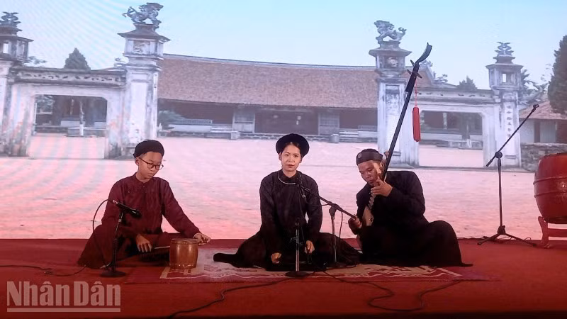 The performance by talented ca nuong Vu Thuy Linh received high praise from the jury.