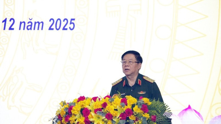 General Nguyen Trong Nghia delivers remarks at the meeting.