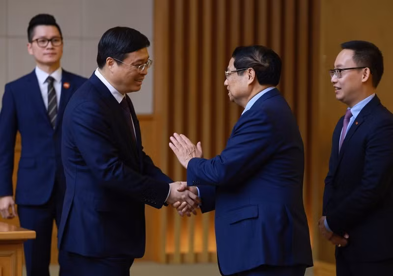 Prime Minister Pham Minh Chinh (second, right) receives Wei Tao, member of the Communist Party of China Central Committee, Deputy Secretary of the Party Committee and Chairman of the Guangxi Zhuang Autonomous Region, on November 27. (Photo: VNA)