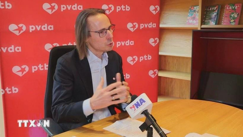 Benjamin Pestieau, Deputy General Secretary of the Workers’ Party of Belgium (PTB), speaks to Viet Nam News Agency correspondents in Brussels. (Photo: VNA)