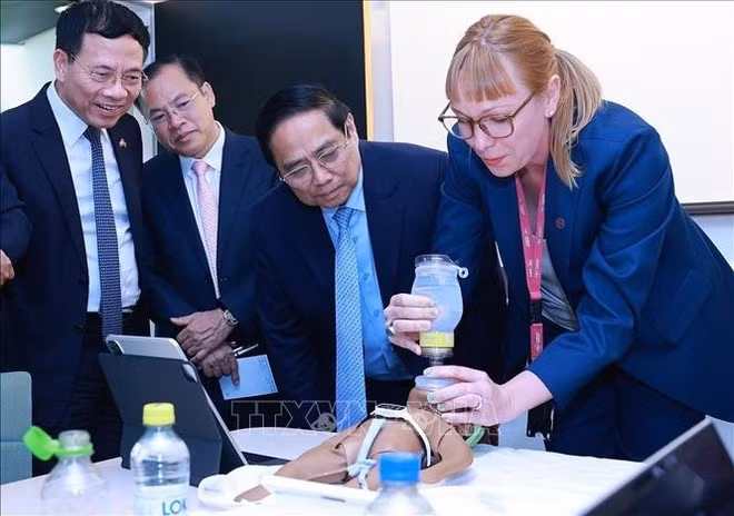 PM Pham Minh Chinh observes a neonatal emergency care simulation conducted using the technologies developed by the Karolinska Institutet. (Photo: VNA)