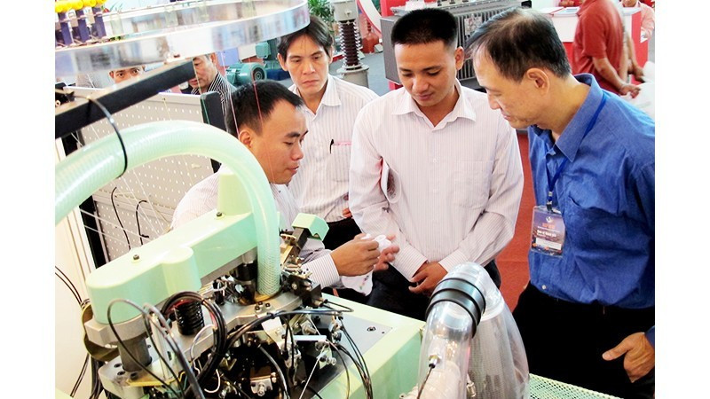International buyers and investors proactively visit Viet Nam to survey, sign contracts, and seek partners. Photo: BAC SON