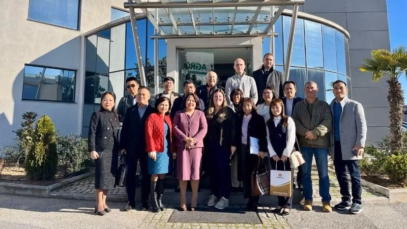 Ambassador Pham Thi Thu Huong, embassy officials and representatives of Greek businesses took part in the networking activities. (Photo: The Embassy of Viet Nam in Greece)