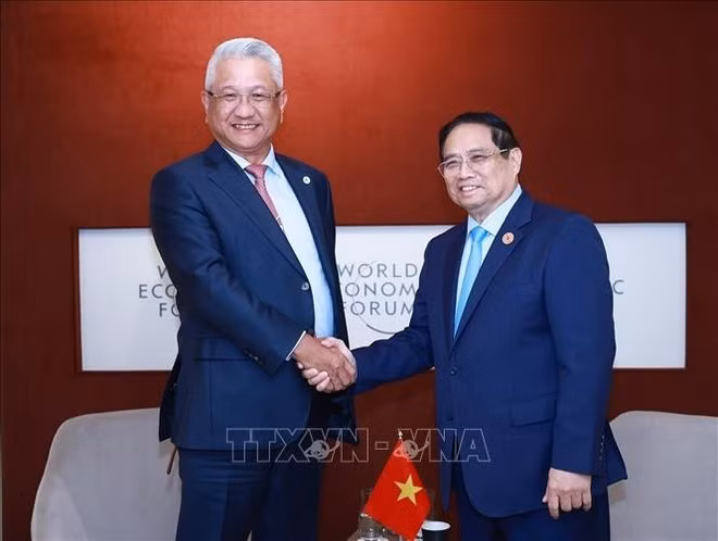 PM Pham Minh Chinh (R) receives Brand Cheng, Chairman and CEO of Foxconn Industrial Internet (FII), in Tianjin on Jun 25. (Photo: VNA)