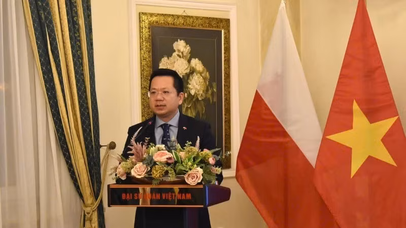 Ambassador Ha Hoang Hai speaks at the seminar. (Photo: Embassy of Viet Nam in Poland)