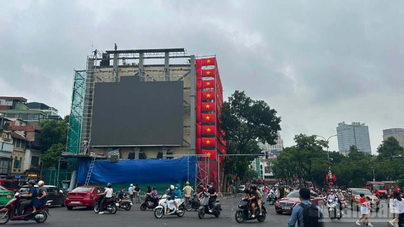 Ha Noi will use 285 LED screens to enable citizens to conveniently follow the celebration, parade and march. (Photo: LE DUC)