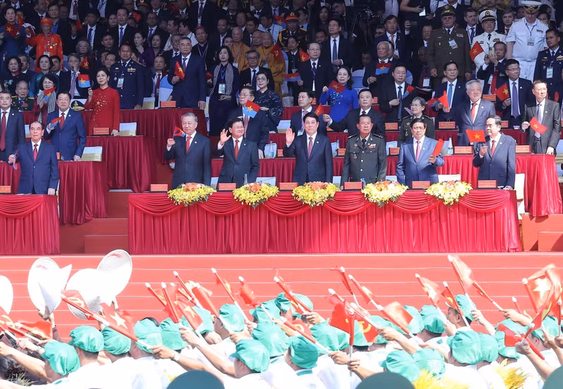 Leaders and former leaders of the Party and State, alongside international guests, attend the ceremony marking the 50th anniversary of the Liberation of the South and National Reunification.