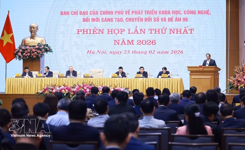Prime Minister Pham Minh Chinh, head of the Government’s Steering Committee on science and technology development, innovation and digital transformation and Project 06, chairs the committee’s first meeting of 2026 on February 25. (Photo: VNA)