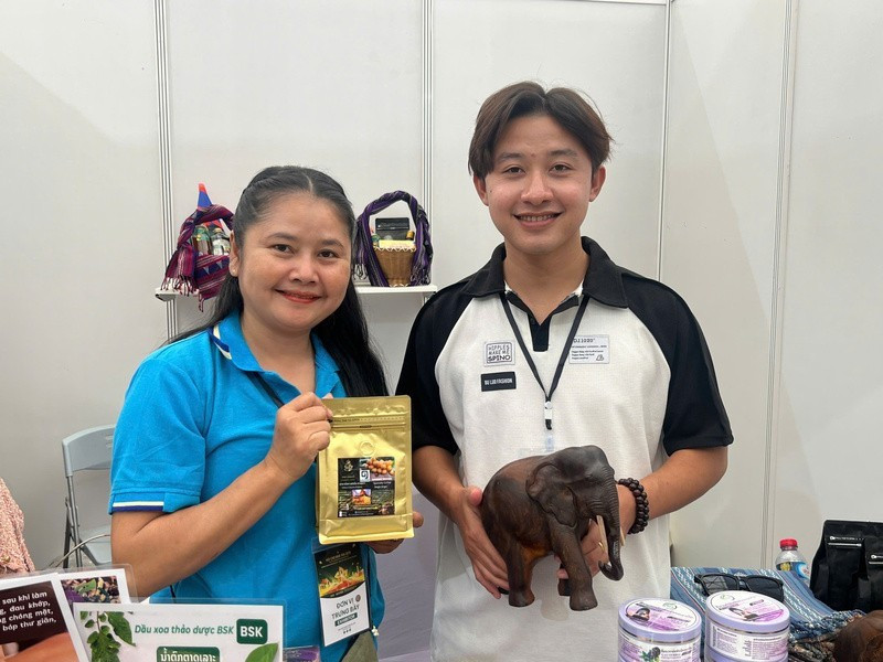 Two traders from Phetdavanh enterprise, Laos. (Photo: THANH THAO)