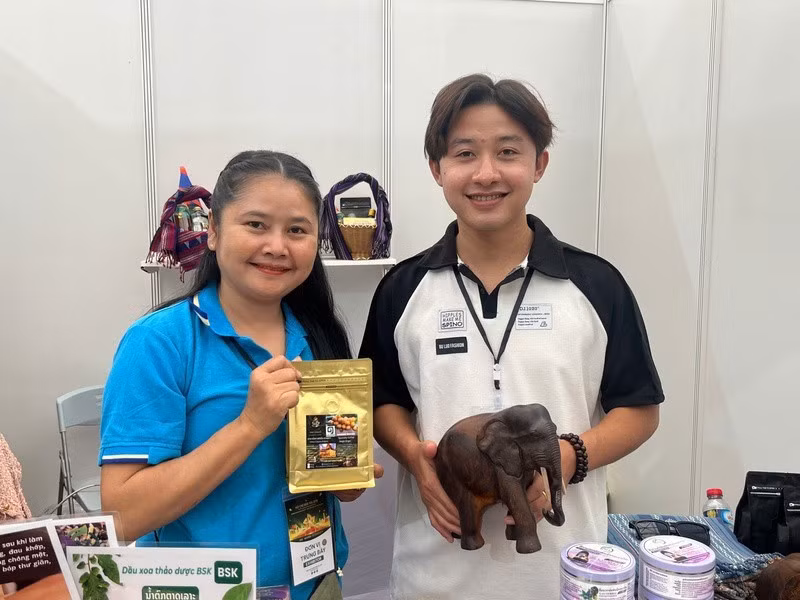 Two traders from Phetdavanh enterprise, Laos. (Photo: THANH THAO)