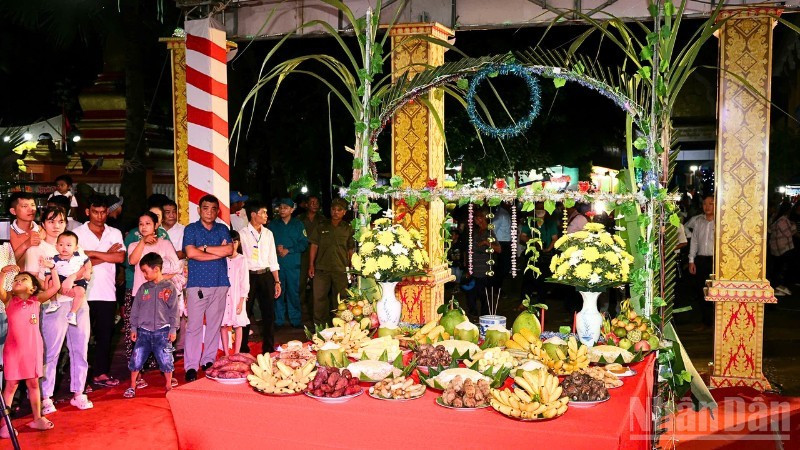 The ritual of the Moon Offering Ceremony of the Khmer community in southern Viet Nam at Kh’Leang Pagoda, Soc Trang Ward, Can Tho City.