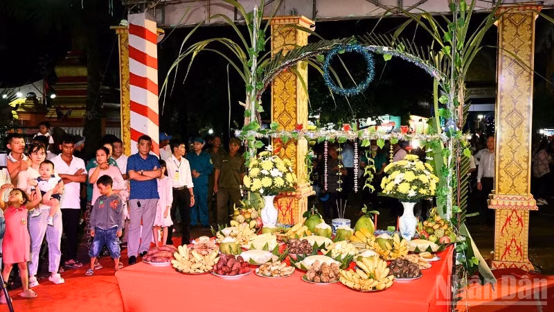 The ritual of the Moon Offering Ceremony of the Khmer community in southern Viet Nam at Kh’Leang Pagoda, Soc Trang Ward, Can Tho City.