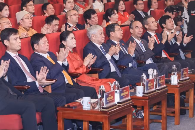 Delegates at the the “65 Years of Viet Nam–Cuba Solidarity” campaign's closing ceremony in Ha Noi on October 18. (Photo: dangcongsan.org.vn)