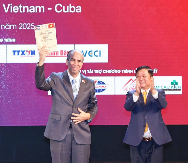 A demo of the music collection “Viet Nam–Cuba: Forever the Song of Solidarity and Friendship" is presented to Cuban Ambassador to Vietnam Rogelio Polanco Fuentes (L). Photo; VNA)