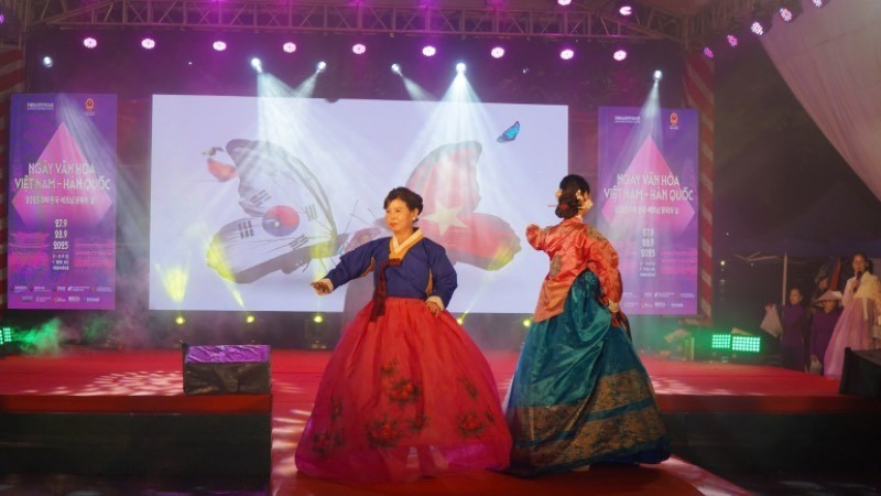 The event takes place on September 27–28 at central venues, attracting officials, artists, businesses and large numbers of the public.