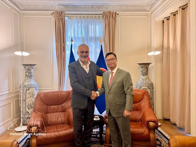 Vietnamese Ambassador to France Trinh Duc Hai (R) meets with Taylan Coskun, Politburo member of the French Communist Party (PCF) overseeing relations with Viet Nam. (Photo: VNA)