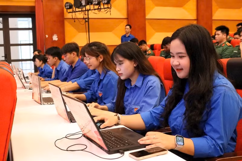 Young members compete in the contest following the launch ceremony. (Photo: nhandan.vn)