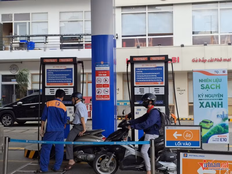A petrol station in Cau Kieu ward of Ho Chi Minh City sells E10 fuel (Photo: VNA)