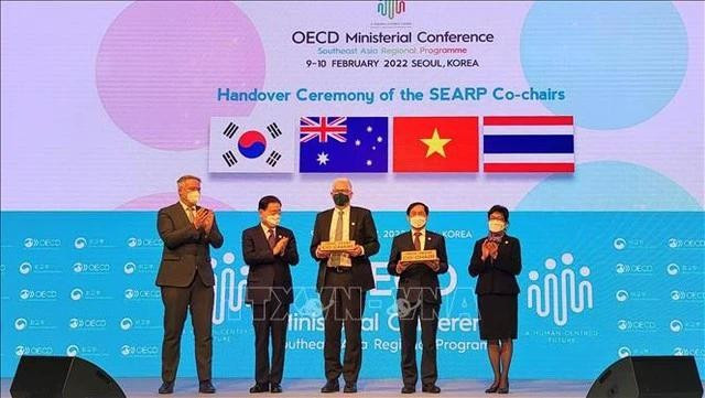 Representatives of Viet Nam (second from right) and Australia (centre) receive the SEARP co-chairmanship at the handover ceremony in Seoul in February 2022. (Photo: VNA)