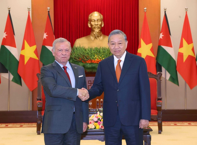 Party General Secretary To Lam (R) and King of the Hashemite Kingdom of Jordan Abdullah II Ibn Al Hussein in Ha Noi on November 12. (Photo: VNA)