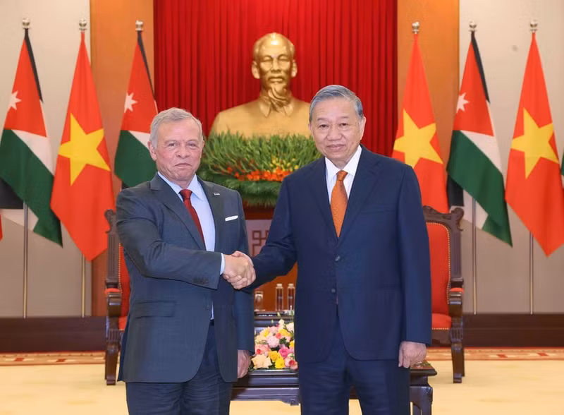 Party General Secretary To Lam (R) and King of the Hashemite Kingdom of Jordan Abdullah II Ibn Al Hussein in Ha Noi on November 12. (Photo: VNA)